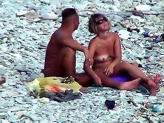 Voyeur. Guy with tanned ass fuck a woman at a public beach