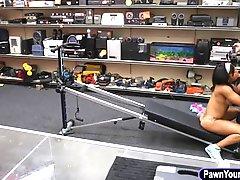 Ebony gym trainor screwed by pawn man