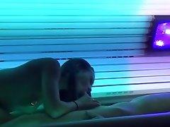 Pair performs hard xxx episodes inside solarium