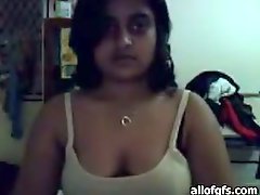 Chubby amateur babe plays with her pussy on webcam